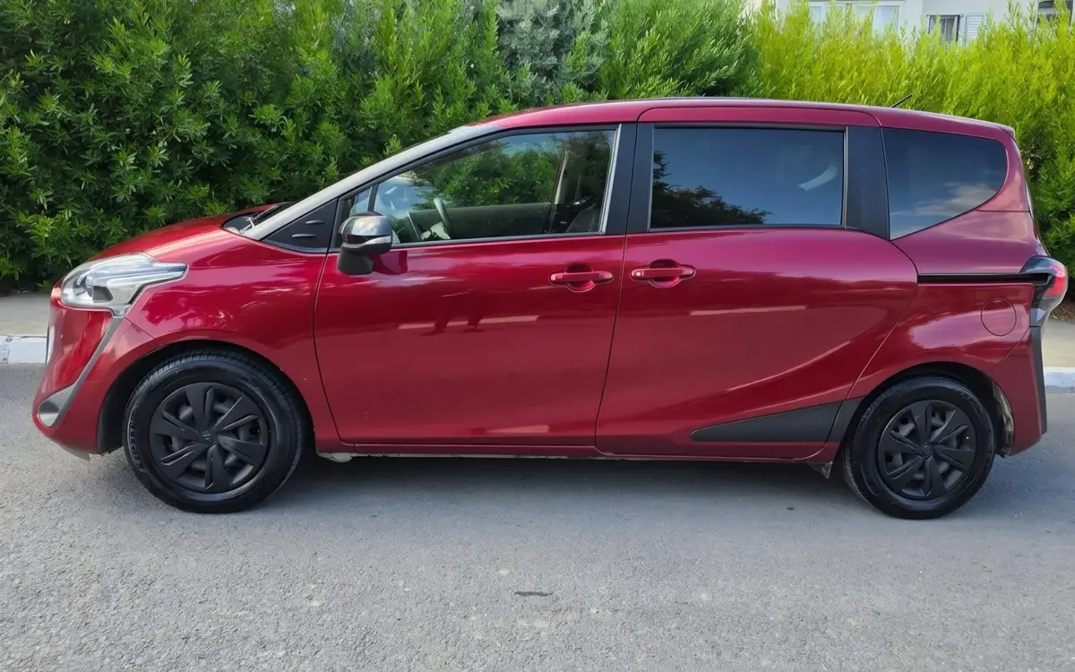 Kiralık Toyota Sienta Bordo – Kıbrıs araç kiralama (4/9)