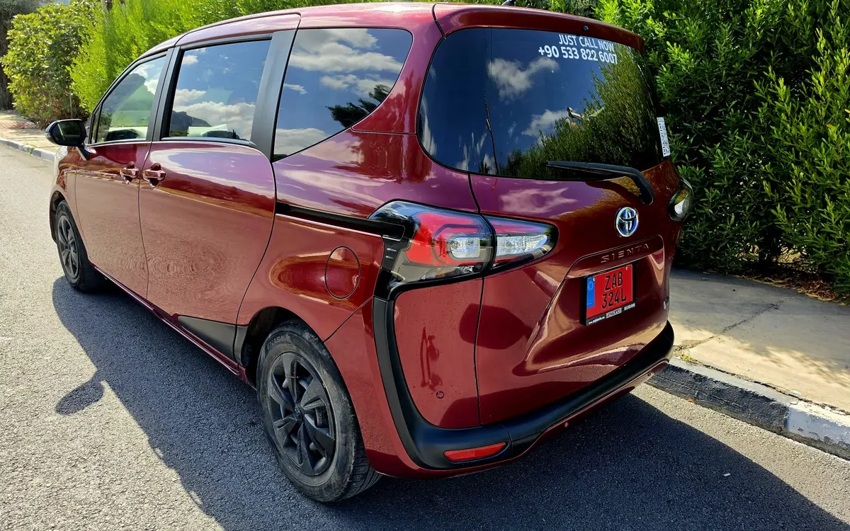 Kiralık Toyota Sienta Bordo – Kıbrıs araç kiralama (5/9)