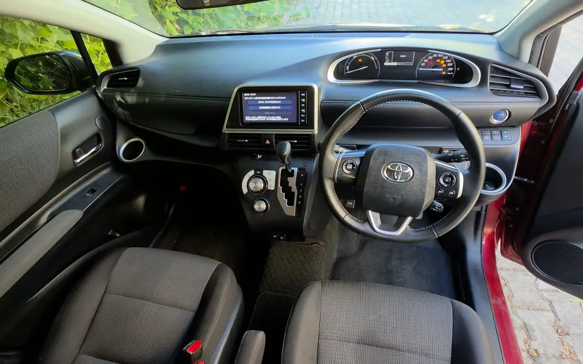 Kiralık Toyota Sienta Bordo – Kıbrıs araç kiralama (6/9)