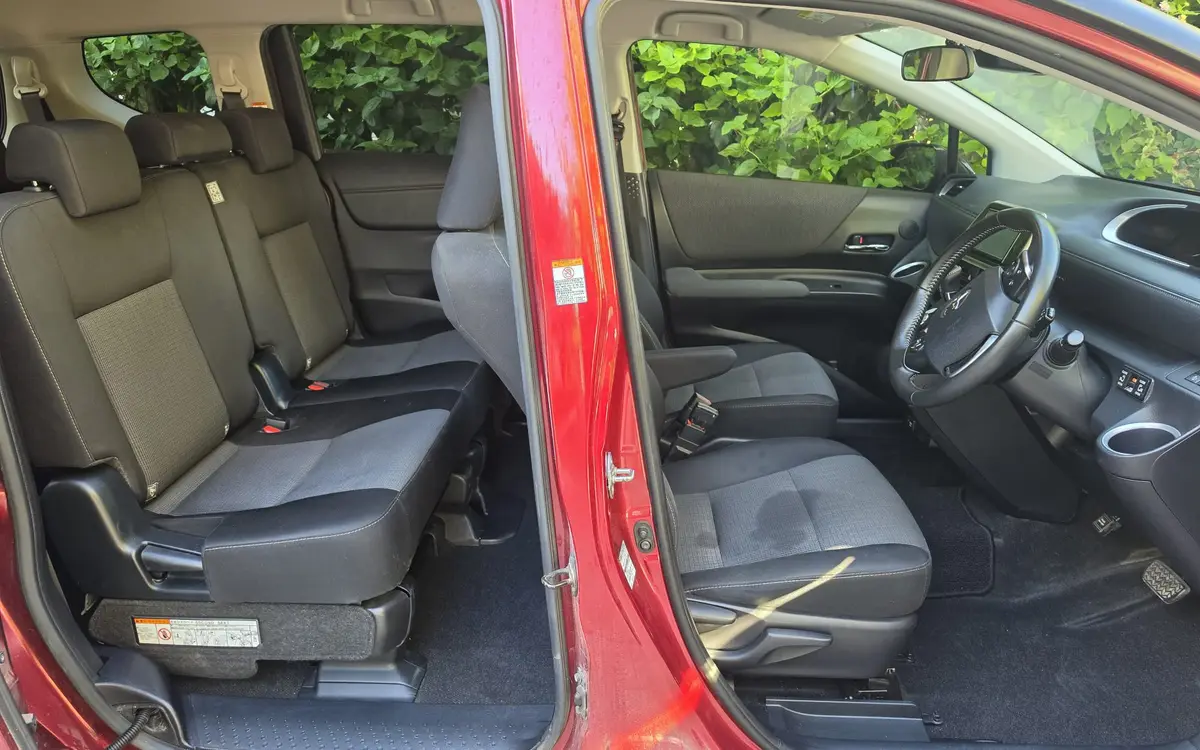 Kiralık Toyota Sienta Bordo – Kıbrıs araç kiralama (7/9)