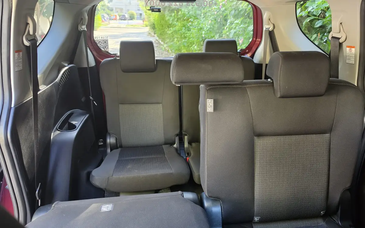 Kiralık Toyota Sienta Bordo – Kıbrıs araç kiralama (8/9)